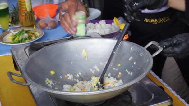 Şef Kızarmış Pilav Pişiriyor Kızarmış Pirinç Endonezya Nın Ünlü Yemeklerinden — Stok video