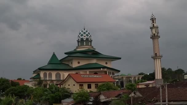 Hermosa Mezquita Vista Masjid Agung Kediri Con Fondo Nube — Vídeo de stock