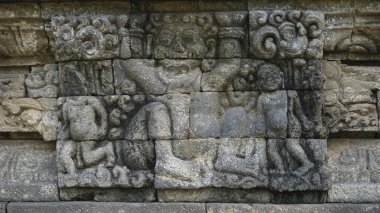 Kediri, Doğu Cava 'daki Tegowangi Tapınağı' nın duvarında yardım. Bu tapınak Bhre Matahun Pendharmaan için.