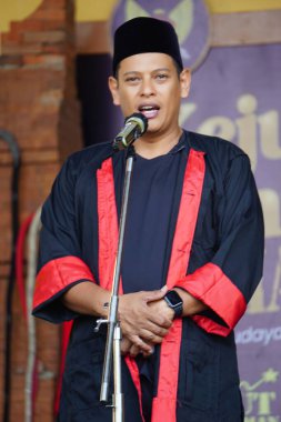 Abdullah Ebu Bakar pecut samandiman yarışmasında. Kediri 'nin belediye başkanı.