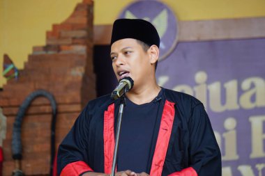 Abdullah Ebu Bakar pecut samandiman yarışmasında. Kediri 'nin belediye başkanı.