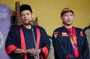 Abdullah Ebu Bakar pecut samandiman yarışmasında. Kediri 'nin belediye başkanı.