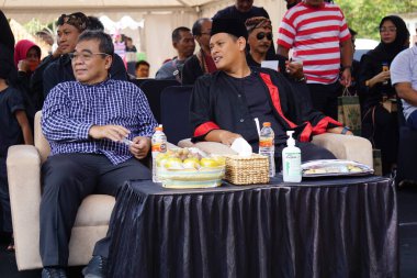 Abdullah Ebu Bakar pecut samandiman yarışmasında. Kediri 'nin belediye başkanı.