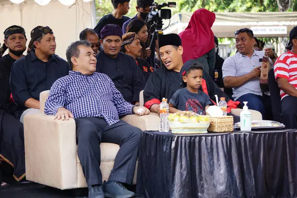 Abdullah Ebu Bakar pecut samandiman yarışmasında. Kediri 'nin belediye başkanı.