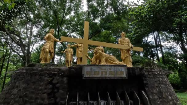 イエス キリストの十字架の彫像は ユニークなユニークな有名なサラン教会のサラングです インドネシア東ジャワ州の有名な教会は石でできています — ストック動画