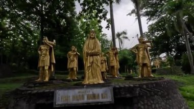 İsa 'nın çarmıha gerilme heykeli puh sarang içindeki eşsiz kilise poh sarang' ının üzerinde. Kediri 'deki ünlü kilise (Doğu Java, Endonezya) taştan yapılmıştır.