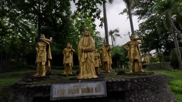 耶稣钉十字架的雕像上独特的著名的教堂波赫沙朗在帕赫沙朗 基迪里 东爪哇 印度尼西亚 著名的石制教堂 — 图库视频影像
