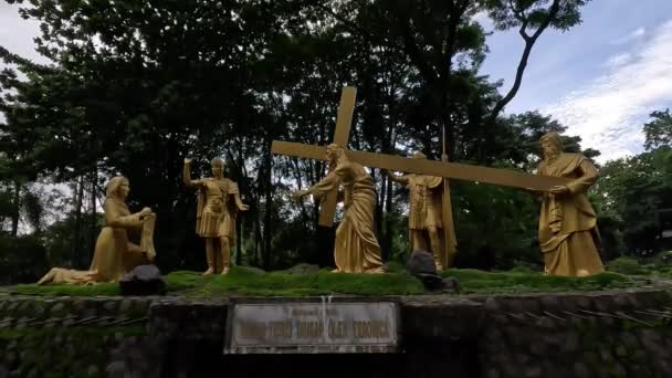 イエス キリストの十字架の彫像は ユニークなユニークな有名なサラン教会のサラングです インドネシア東ジャワ州の有名な教会は石でできています — ストック動画