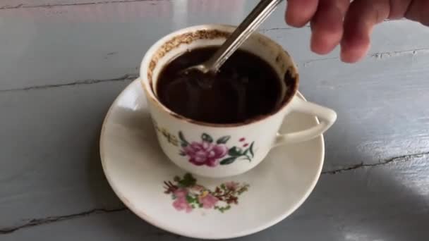 Zwarte Koffie Drinken Een Traditionele Javaanse Mok Beton Achtergrond — Stockvideo