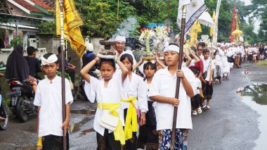 Hindular Nyepi Günü 'nden önce Melasti töreni bağlamında dua ederler.