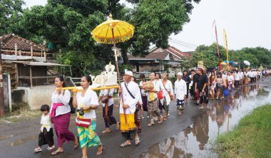 Hindular Nyepi Günü 'nden önce Melasti töreni bağlamında dua ederler.