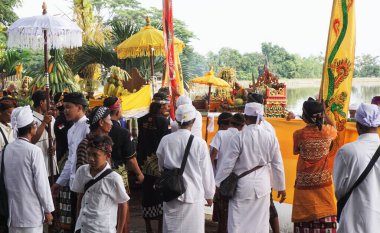Hindular Nyepi Günü 'nden önce Melasti töreni bağlamında dua ederler.