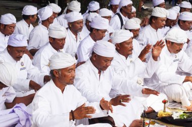 Hindular Nyepi Günü 'nden önce Melasti töreni bağlamında dua ederler.