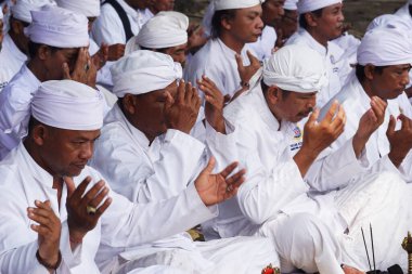 Hindular Nyepi Günü 'nden önce Melasti töreni bağlamında dua ederler.