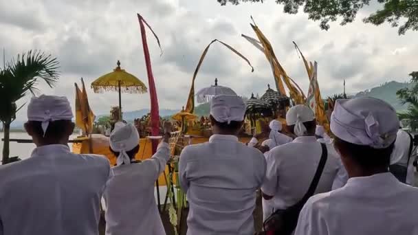 Umat Hindu Melaksanakan Doa Doa Dalam Konteks Upacara Melasti Menjelang — Stok Video