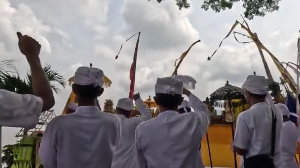 Gli Indù Eseguono Preghiere Nel Contesto Della Cerimonia Melasti Vista — Video Stock