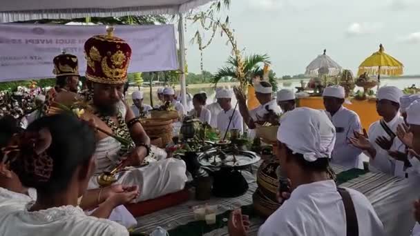 Hindoes Doen Gebeden Het Kader Van Melasti Ceremonie Voorafgaand Aan — Stockvideo
