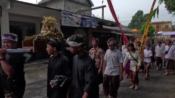 Umat Hindu Melaksanakan Doa Doa Dalam Konteks Upacara Melasti Menjelang — Stok Video