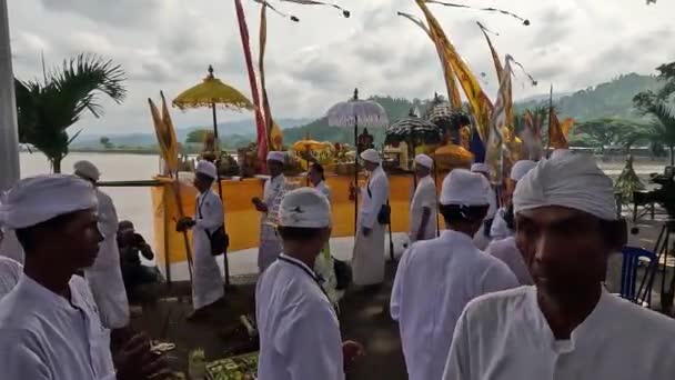 Hinduisté Provádějí Modlitby Souvislosti Obřadem Melasti Před Dnem Nyepi — Stock video
