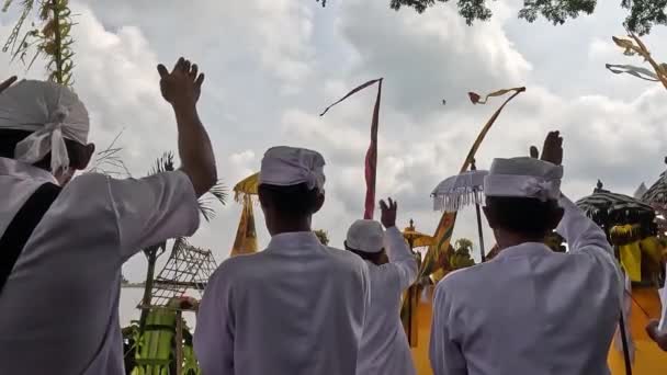 Hindus Beten Rahmen Der Melasti Zeremonie Vor Dem Nyepi Tag — Stockvideo