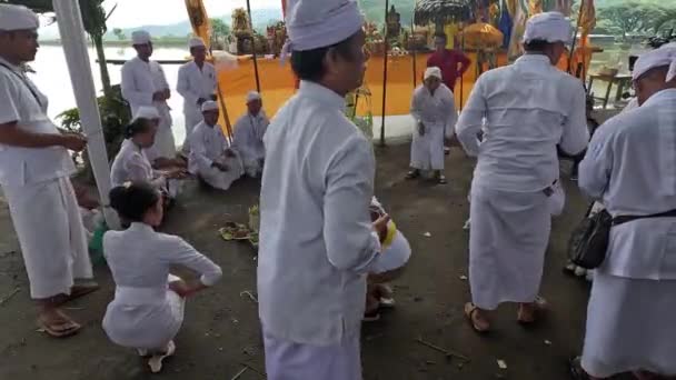 Los Hindúes Realizan Oraciones Contexto Ceremonia Melasti Antes Del Día — Vídeos de Stock