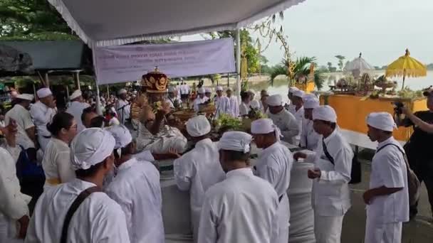 Hinduisté Provádějí Modlitby Souvislosti Obřadem Melasti Před Dnem Nyepi — Stock video