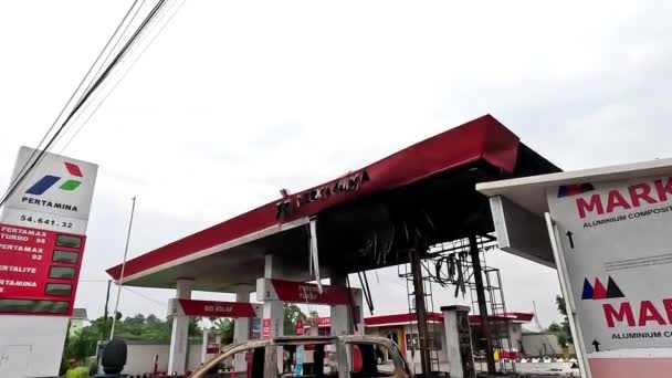 Burnt Out Car Gas Station — Stock Video