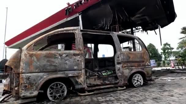Wypalony Samochód Stacja Benzynowa — Wideo stockowe