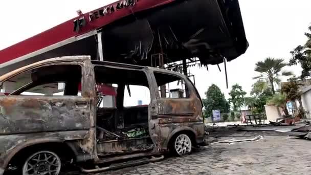 Wypalony Samochód Stacja Benzynowa — Wideo stockowe