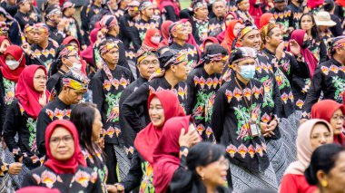 Kalabalık Blitar Meydanı 'nda kar fırtınası yapıyor.