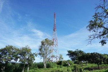 Mavi gökyüzü arka planına sahip beyaz ve kırmızı kule