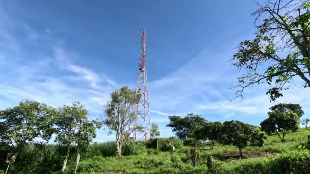 Menara Putih Dan Merah Dengan Latar Belakang Langit Biru Alam — Stok Video