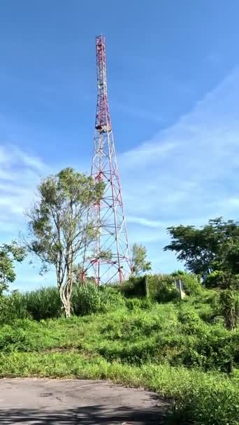 Torre Blanca Roja Con Fondo Azul Del Cielo Naturaleza — Vídeos de Stock