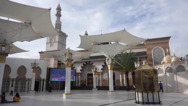 美丽的拉赫曼清真寺这座清真寺的建筑与麦地那巴维清真寺相似 — 图库视频影像