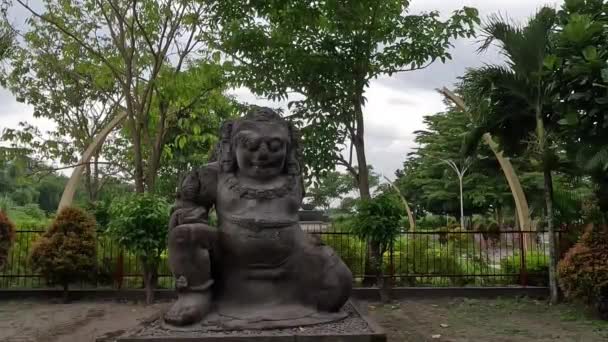 Статуя Тотока Керота Кедири Статуя Представляет Собой Трехметровую Надпись Виде — стоковое видео