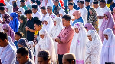 Müslümanlar sabahın köründe Blitar meydanında dua ederler.