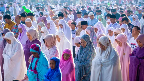 Müslümanlar sabahın köründe Blitar meydanında dua ederler.