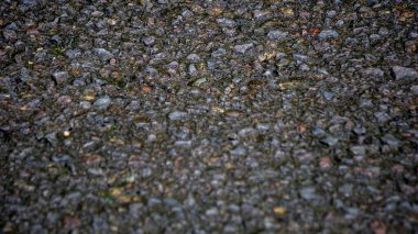 Siyah asfaltı kapat ve üstünü ört.