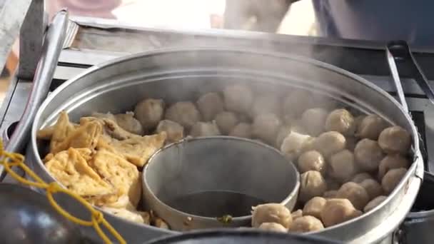 Bakso Vendedor Vendedor Bola Carne Serve Para Clientes Carrinho Barraca — Vídeo de Stock