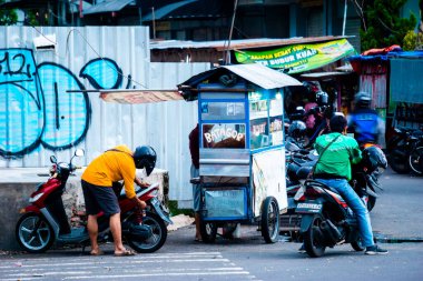 Yakalayıcı sürücüler otoyolda tüketicilerle iş yapıyor