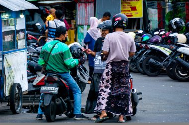 Yakalayıcı sürücüler otoyolda tüketicilerle iş yapıyor