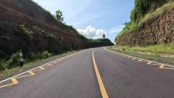 Uma Bela Estrada Curva Com Colinas Lado Céu Azul Fundo — Vídeo de Stock