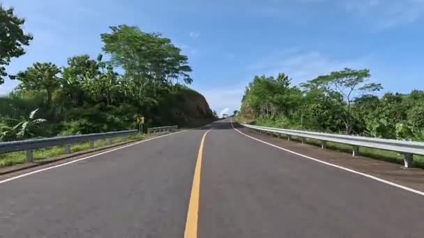 Krásná Křivolaká Silnice Kopci Boku Modrou Oblohou Pozadí Blitaru Východní — Stock video