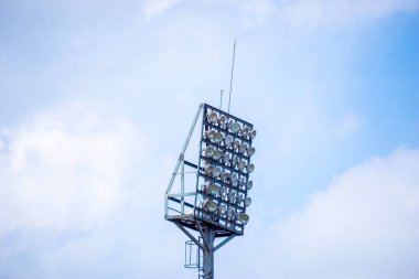 Dramatik gökyüzü arkaplanlı stadyum ışıkları. Bu resim çeşitli projeler için uygundur