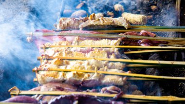 Izgarada marine edilmiş balık pişirme ve ızgara yapma (ızgara balık). Kömürde kızartılmış balık.