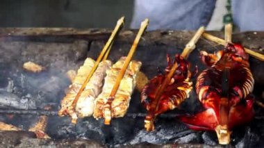 Izgarada marine edilmiş balık pişirme ve ızgara yapma (ızgara balık). Kömürde kızartılmış balık.