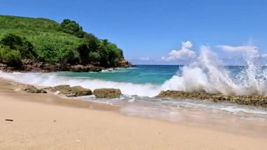 Gondo Mayit sahilindeki güzel dalga