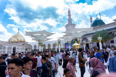 Çok merhametli olan Allah 'ın mescidinde çok kalabalık vardır. Bu caminin mimarisi Medine 'deki Nabawi Camii' ne benzer..