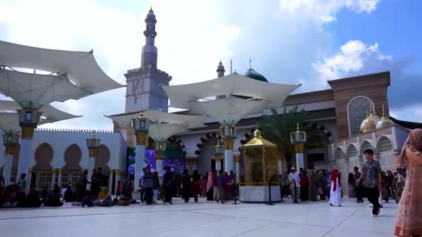 在美丽的拉赫曼清真寺挤满了人 这座清真寺的建筑与麦地那巴维清真寺相似 — 图库视频影像