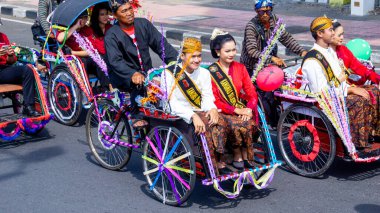 Endonezya usulü becak. Becak, Endonezya 'nın geleneksel ulaşımlarından biridir.